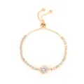 Gedetailleerde close-up van een roségouden slider kristallen armband met een centrale steen. - Rond / Goud