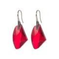 Detailopname rode kristallen oorbellen, geometrisch bijlgeslepen design met zilverkleurige haken. - Rood