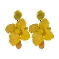 Prachtige gele hars bloem oorbellen met groene edelsteen knoppen voor damesmode. - Geel