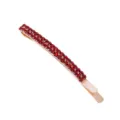 Gedetailleerde close-up van een fonkelende rode strass haarspeld als accessoire. - Rood