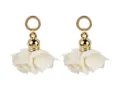 Orecchini pendenti con fiori in tessuto, dettaglio metallo dorato e petali bianchi chic. - Bianco