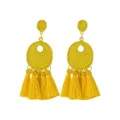 Gele kwast oorbellen detail opname, vintage metaal knop met lange textiel franjes. - Geel