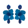 Gedetailleerd overzicht van de opvallende blauwe bloem oorbellen met kristallen top en parel. - Blauw