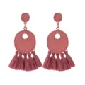 Gedetailleerde opname van vintage roze metalen en kwast oorbellen voor dames mode. - Vleesroze
