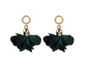 Dettaglio orecchini fiore in tessuto verde scuro, metallo dorato, gioielli da donna eleganti. - Verde