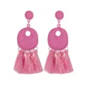 Roze kwastjes oorringen detailweergave, getextureerde metalen knop met levendige franje. - Roze
