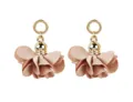 Vista dettagliata di eleganti orecchini in tessuto con petali delicati e anello dorato fine. - Rosa