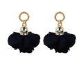 Eleganti orecchini con fiori in tessuto blu scuro con anelli in metallo dorato chic. - Blu navy