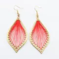 Pendientes colgantes bohemios artesanales con hilo envuelto en forma de rombo hueco - Rojo