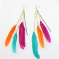 Kleurrijke veren kwast oorhanger lang boho strand vakantie multi-color bungelende oorbellen. - Fuchsia Oranje Hemelsblauw