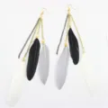 Mooie lange veren kwast oorbellen boho stijl kleurrijke veren oorbellen voor vrouwen. - Zwart Grijs Wit