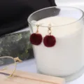 Rode pluizige pompon oorbellen korte schattige pluche bal oorknopjes winter mode sieraden - Rood