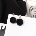 Zwarte pluizige pompon oorbellen detail, schattige winter pluche bal oorknopjes. - Zwart