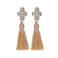 Detailweergave van vintage boho kwastoorringen met glinsterende strass-steentjes voor dames. - Khaki