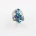 Gedetailleerde close-up van de opvallende strass-ring met sprankelende blauwe kristallen. - Maat 6 / Blauw