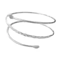 Primo piano di un bracciale da braccio a spirale argentato a tre giri in stile punk. - Argento