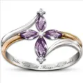 Gedetailleerde close-up van de paarse markies zirconia kruisring met tweekleurige band. - Ring / Nr.6 Paars
