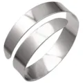 Detail close-up van zilverkleurige metalen armband, breed gepolijst minimalistisch - Zilver