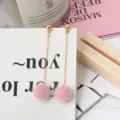 Elegante lange ketting oorbellen met zachte roze pluche pompons voor dames en meisjes. - Roze