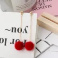 Lange pluche rode pompon kwast oorbellen met gouden ketting voor dames en meisjes. - Rood