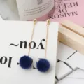 Verzwaarde lange oorbellen met pluizige donkerblauwe pompons, elegante sieraden voor dames. - Blauw