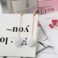 Stijlvolle lange pluche pompon oorhaken, minimalistische schattige hangende oorbellen voor vrouwen. - Wit