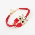 Prachtige rode suède uil armband met gouden details voor een stijlvolle dagelijkse look. - Rood