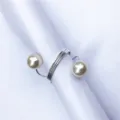 Dettaglio portatovagliolo con perla e molla, elegante decorazione tavola in filo metallico. - Argento