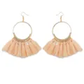 Gedetailleerde opname van bohemian perzik kwast oorringen met stijlvolle gouden metalen ringen. - Beige