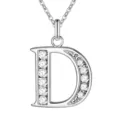Gedetailleerde close-up van zilveren letter D hanger bezet met schitterende zirkonia stenen. - Letter D