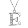 Detailopname van zilveren kristal letter E hanger ketting, glinsterende strass-bedel. - Letter E