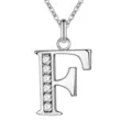 Detailopname van de zilverkleurige letter F hanger ketting met sprankelende heldere strass steentjes. - Letter F