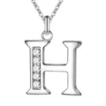 Detailopname van de zilveren letter H hanger halsketting met schitterende zirkoniasteentjes. - Letter H