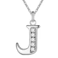 Detailopname van zilveren letter J hanger halsketting met glinsterende kristalstenen. - Letter J