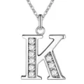 Close-up van een sprankelende zilveren letter K hanger halsketting versierd met heldere zirkonia. - Letter K