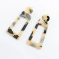 Acetaat geometrische vierkante schildpad oorhangers, stijlvolle acryl oorbellen. - Beige