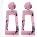 Chique geometrische roze acryl oorbellen voor dames, stijlvolle gemarmerde acetaat sieraden. - Roze