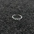 Vista detallada de un anillo de dedo de plata con símbolo de infinito, joya ideal. - Plateado