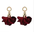 Eleganti orecchini a fiore in tessuto rosso scuro con anelli dorati, gioielli da donna. - Rosso