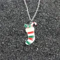 Close-up van een zilverkleurige ketting met kleurrijke kerstsok emaillen hanger. - Socks