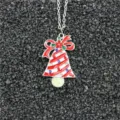 Kerstklok hanger ketting, strass steen design, gedetailleerde feestelijke sieraden close-up. - Bel
