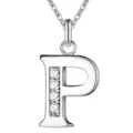 Gedetailleerde close-up van de zilveren letter P hanger halsketting met sprankelende stenen. - Letter P