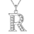 Gedetailleerd overzicht van de sprankelende zilveren letter R hanger ketting met stenen. - Letter R