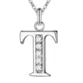 Gedetailleerde close-up van de prachtige sprankelende letter T strass hanger ketting. - Letter T