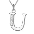 Detailweergave van de zilveren letter U hanger ketting versierd met sprankelende kristallen. - Letter U