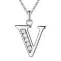 Detailopname van zilverenletter V hanger halsketting met fonkelende zirkonia stenen. - Letter V