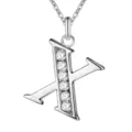 Gedetailleerd overzicht van de sprankelende letter X ketting met prachtige zirkonia stenen. - Letter X