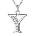 Gedetailleerde close-up van de stijlvolle zilveren letter Y ketting met strass-steentjes. - Letter Y