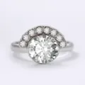 Elegante zilverkleurige metalen ring met een ronde steen en schitterende strass waaier rand. - Maat 6 / Zilver