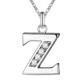 Close-up detail van zilveren letter Z strass hanger halsketting, sprankelend kristal. - Letter Z